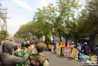 Warga yang sebagian merupakan ibu - ibu saat menggelar aksi demo di depan PT. MAS Ale - Ale Desa Mojoparon