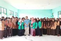 Budi Rayahu, Ketua Fatayat NU Bangil dan BNN Kabupaten Pasuruan beserta siswa pelajar saat menyuarakan 'STOP NARKOBA'. Foto: (ist)