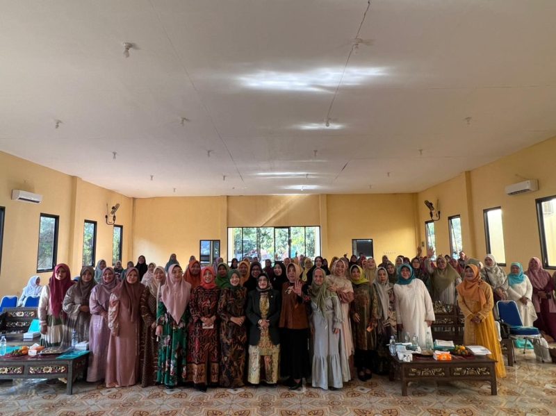 Foto : Dra. Hj. Anisah Syakur, M.Ag bersama 150 Aktivis Perempuan Pasuruan