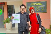 Tatik Suwartiatun, didampingi Helly, SH., MH. Kuasa Hukumnya saat berada di PN Bangil (3/2/2026).