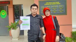 Tatik Suwartiatun, didampingi Helly, SH., MH. Kuasa Hukumnya saat berada di PN Bangil (3/2/2026).